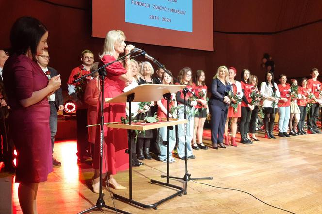 Wolontariusze oraz prezes i wicepres Fundacji Zdążyć z Miłością podczas gali jubileuszowej w Filharmonii Koszalińskiej