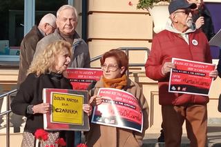 „Rząd przygotowuje sobie ciemnotę, którą łatwiej rządzić”. #Kartka do Czarnka w Rzeszowie. 