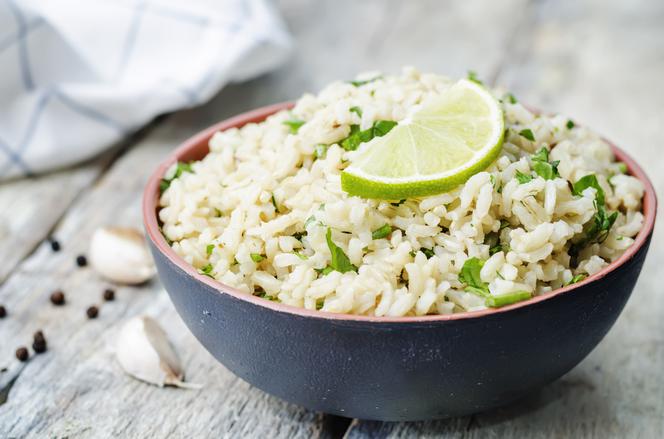 Doskonały ryż czosnkowo-cytrynowy: idealny dodatek do innych dań
