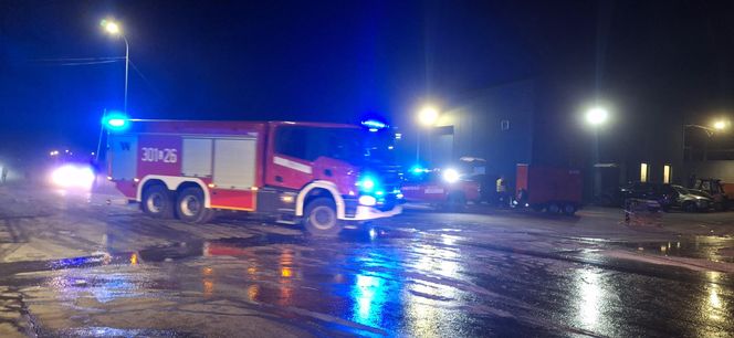 Strażacy walczyli z ogniem na składowisku odpadów w Bełżycach