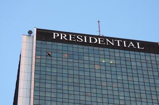 Wdrapał się na szczyt wieżowca w Warszawie