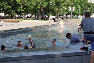 Kąpanie się w miejskiej fontannie w Lublinie 