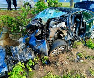 Dwóch nastolatków zginęło! Ich mercedes zmasakrowany. Nocna tragedia na drodze [ZDJĘCIA]