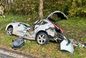 Kobieta nie miała szans. Auto roztrzaskało się na drzewie