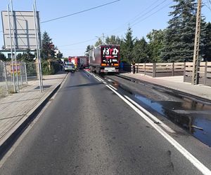 ​Wielki wyciek oleju po zderzeniu osobówki z ciężarówką na DK12 we Wschowie [ZDJĘCIA]