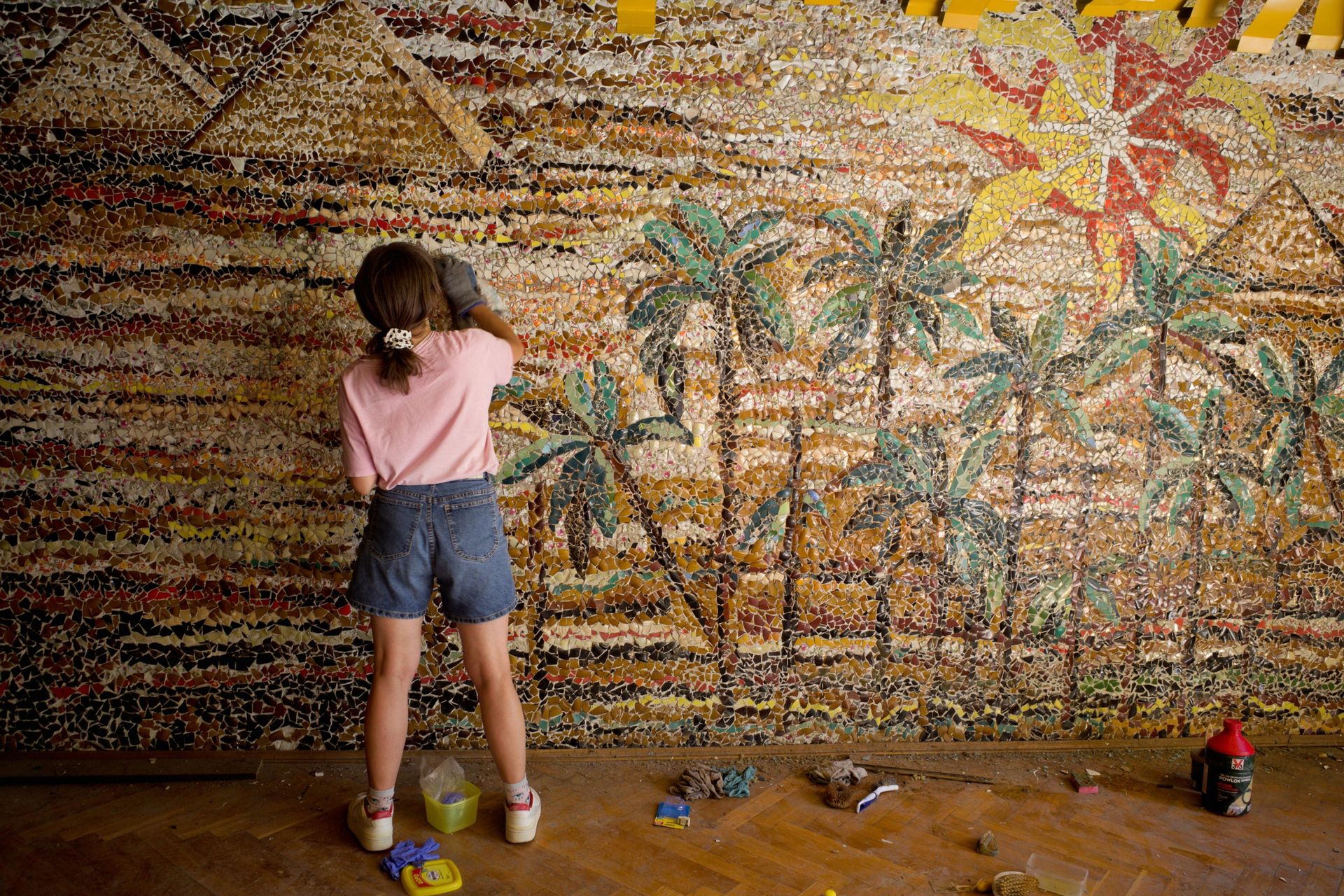 Czyszczenie mozaiki w Kiekrzu z bazgrołów