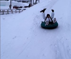 Kevin Mglej schudł ponad 40 kilogramów i teraz pozuje w samych bokserkach. Tak bawi się z Roxie w Finlandii