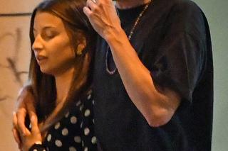 Julia Wieniawa i Nikodem Rozbicki całują się na ulicy