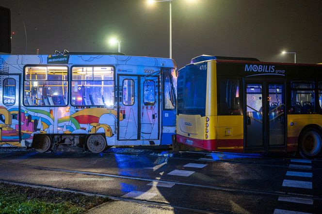 Zderzenie tramwaju linii 10 z autobusem 107 we Wrocławiu