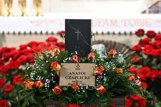   Pogrzeb Anatola Czaplickiego. Arcybiskup Galbas: pamięć o tym koszmarze długo nie przeminie