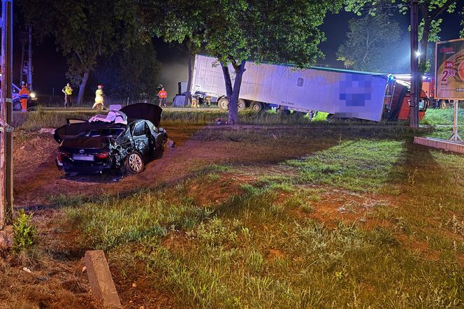 Toyota wjechała pod ciężarówkę. Dramatyczny wypadek pod Legionowem