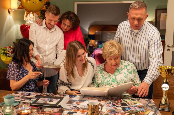 M jak miłość, odcinek 1886: Barbara (Teresa Lipowska), Franka (Dominika Kachlik), Kinga (Katarzyna Cichopek), Piotrek (Marcin Mroczek), Paweł (Rafał Mroczek), Artur (Robert Moskwa), Marysia (Małgorzata Pieńkowska)