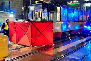 Staruszka wpadła pod tramwaj na przejściu dla pieszych! Tragedia w centrum