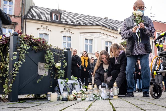 Ulicami Inowrocławia przeszedł marsz milczenia po zamordowaniu 13-letniej Nadii