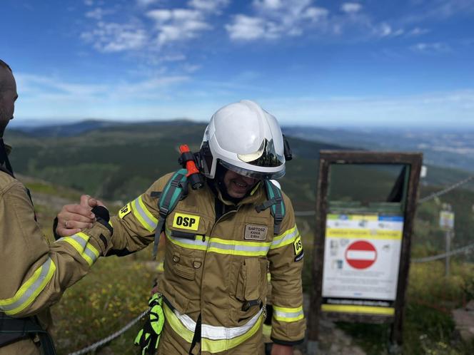 998 strażaków weszło na Śnieżkę. Na szczyt Karkonoszy poszli z ważnym przesłaniem