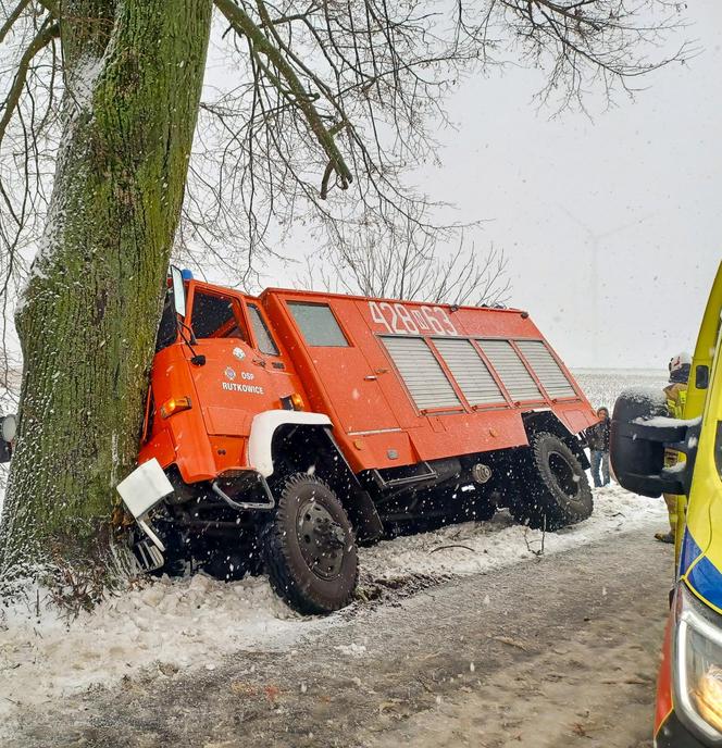 Strażacy wracali z wypadku, skończyli w szpitalu. Wóz wjechał w drzewo.