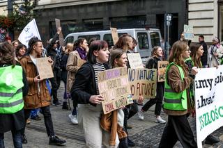 Młodzieżowy Strajk Klimatyczny w Katowicach. Protest pod siedzibą Tauronu