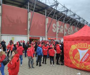 Legia vs. Widzew. Na stadionie w Łodzi zbierają się kibice