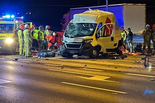 Wypadek na S2. Ciężarówka wjechała w samochód dostawczy kuriera