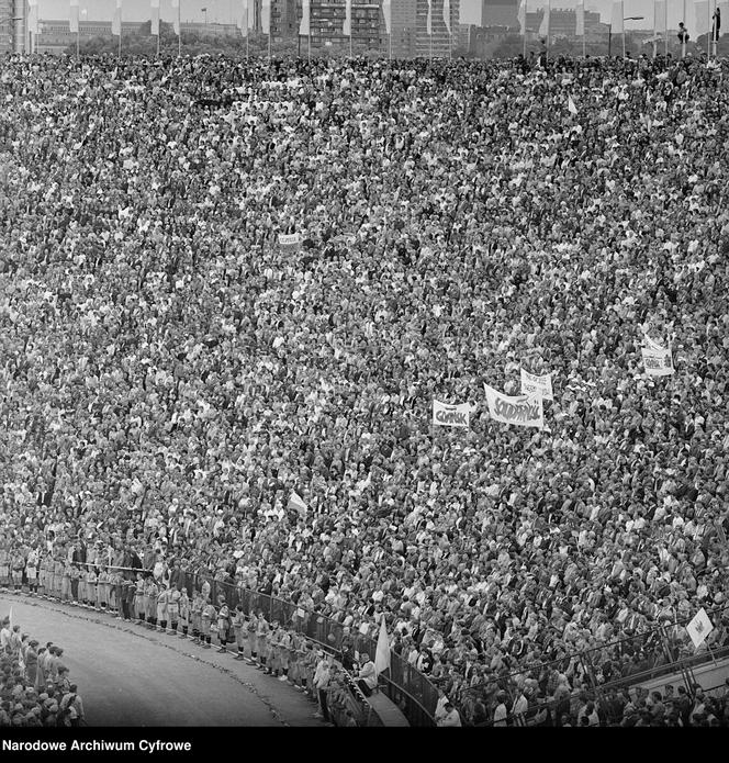 Stadion X-lecia. Pobyt papieża Jana Pawła II w Warszawie podczas II pielgrzymki do Polski w 1983 r.