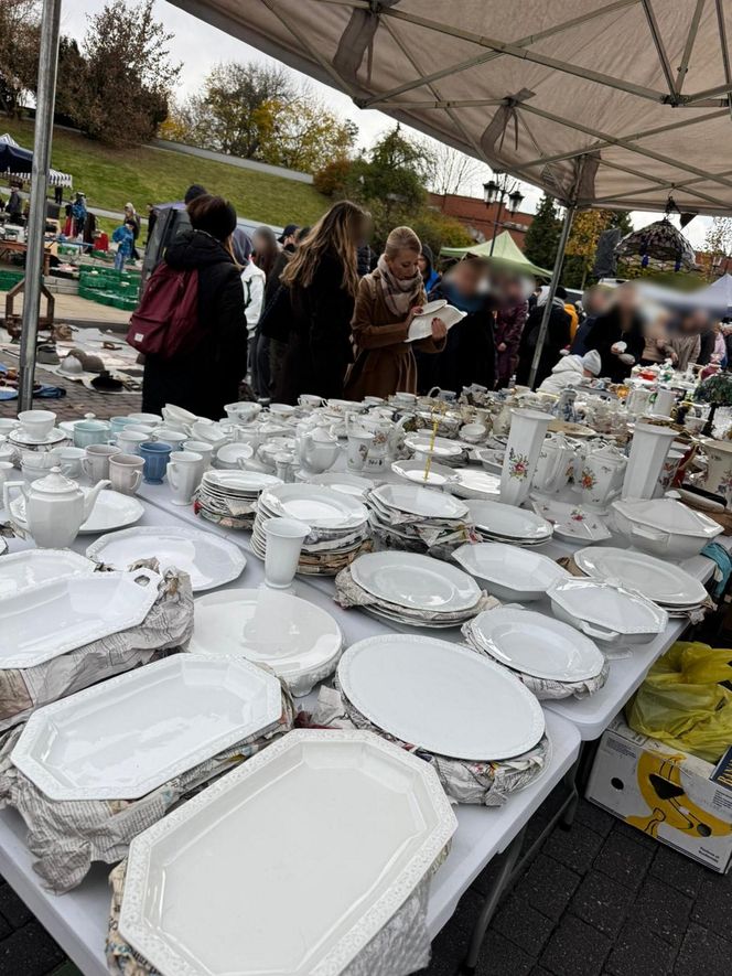 Wcisło buszuje na pchlim targu.