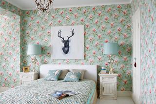 Tapeta w sypialni z modnym motywem roślinnym