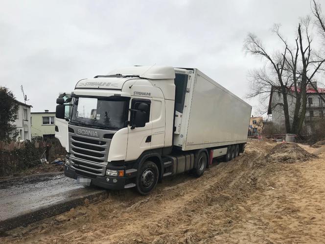 Wjechał tirem na plac budowy