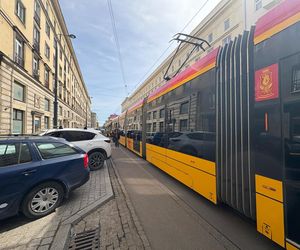Paraliż w centrum Warszawy. Kierowca BWM zaparkował na torach. Wszystko stanęło!