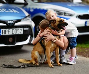 Policjanci dał dom psim emerytom