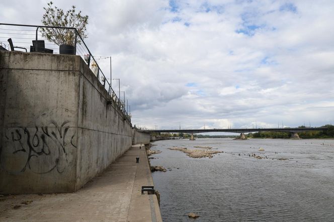 Rekordowo niski stan wody w Wiśle w Warszawie (23.08.2025)