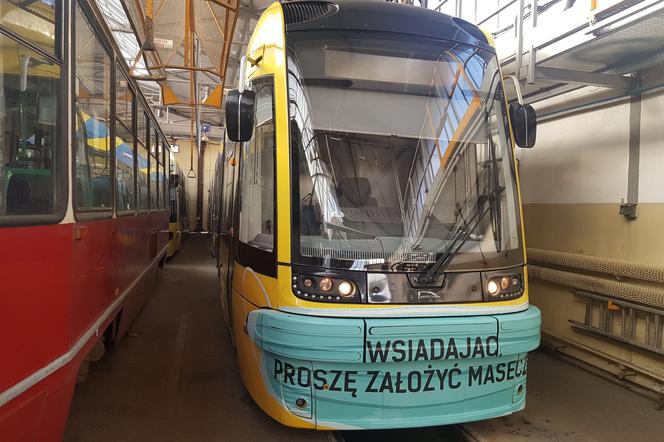 Toruński tramwaj w maseczce