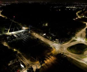 Ten wiadukt w Warszawie budują nawet w nocy. Wkrótce koniec korków