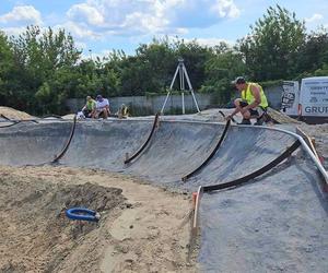 Miłośnicy rowerowych akrobacji nie mogą się tego doczekać. Pumptrack powstaje w Starym Fordonie [GALERIA]