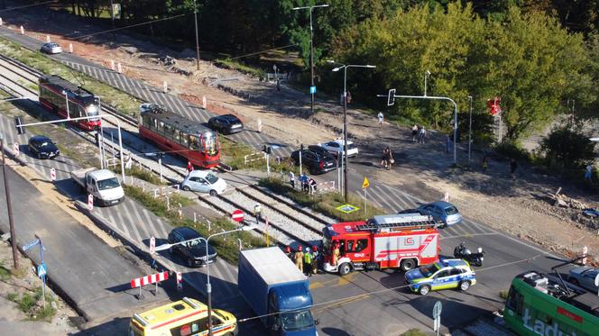 Kolizja na skrzyżowaniu w Będzinie. Kierująca fiatem utkwiła na torowisku 