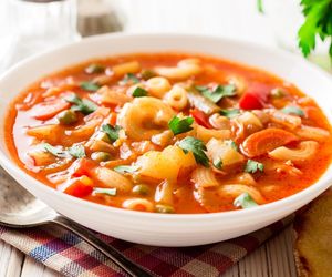 Włoska minestrone Magdy Gessler – kolorowa zupa pełna aromatu i witamin