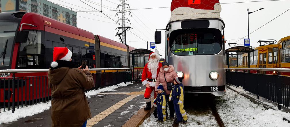 Mikołajkowy tramwaj na ulicach Łodzi