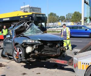 Wypadek w Alejach Jerozolimskich. Samochód uderzył w autobus. Kierowca osobówki nie żyje