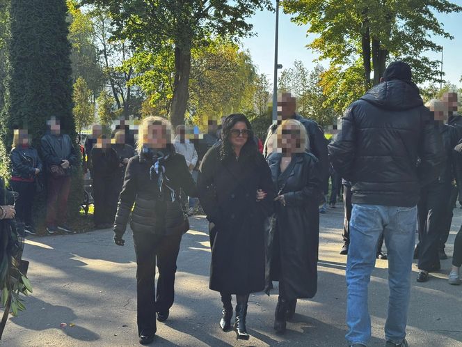 Zapłakana Edzia z nad grobem Dżejka. Kaźmierska nie weszła jej w drogę