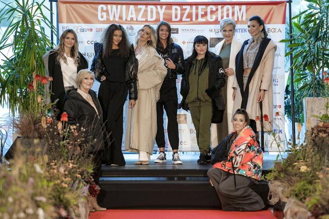 Aktorki, wokalistki i dziennikarki zadały szyku w pokazie mody "Gwiazdy Dzieciom"