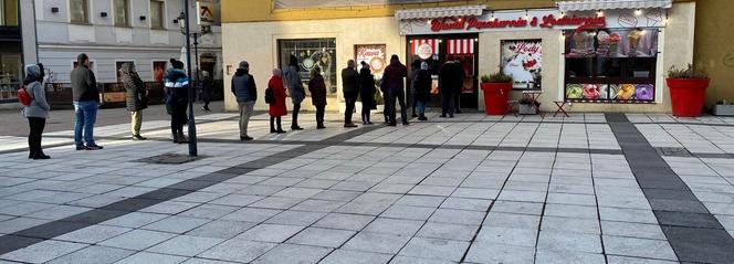 Kolejki po pączki na deptaku w Zielonej Górze