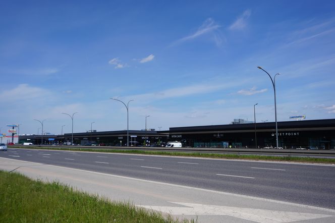 Po drugiej stronie ulicy Puławskiej znajduje się park handlowy San Park Piaseczno