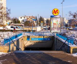 Wejścia do stacji metra w Warszawie