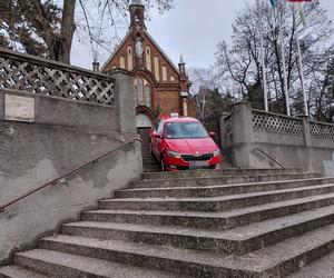 Auta spadają z kościelnych schodów. To kolejny taki przypadek