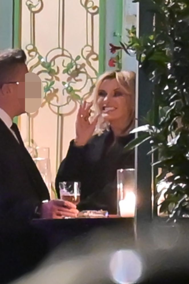 Anna Lewandowska w nocy pali elektryczne papierosy