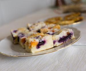 Sernik ze śliwkami, który pachnie jak jesień. Zapach w kuchni roznosi się od samego rana