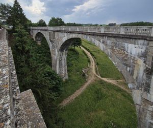 To najlepsze miejsca na Warmii i Mazurach na jesienny relaks. Wskazała je sztuczna inteligencja