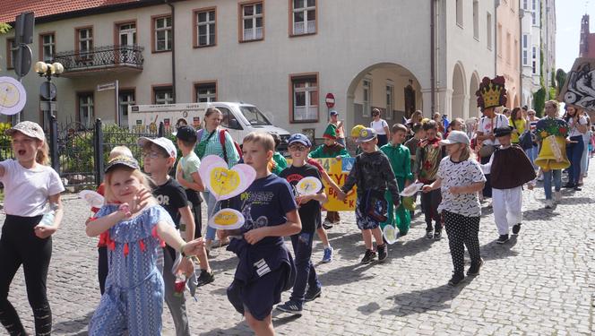 Dni Bajki 2024. W centrum Olsztyna zrobiło się bajkowo. Dzieci przejęły władzę nad miastem [ZDJĘCIA]