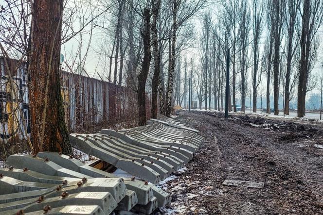 Trwa modernizacja torów na ul. Ujastek Mogilski. To przygrywka do kolejnych remontów