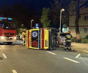 Koszmarny wypadek w Warszawie. Karetka pogotowia zderzyła się z taksówką. W środku był pacjent 