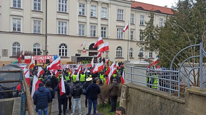 Protest rolników w woj. lubelskim. Rolnicy w Lublinie rozpoczęli przemarsz. Mamy zdjęcia!